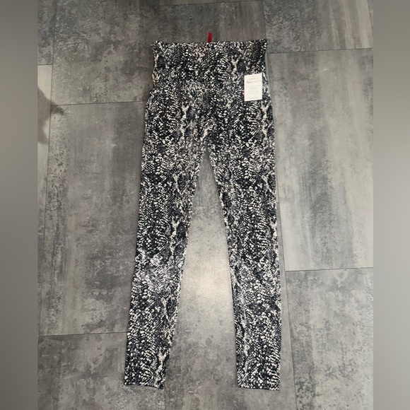 SPANX faux leather Snake print legging Size M - Picture 2 of 7